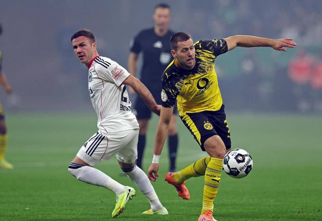 高颜值一家人！排球世界冠军晒全家福，两儿一女粉雕玉琢漂亮可爱（排球世界冠军晒全家福：一家颜值在线，两儿一女精致可爱）