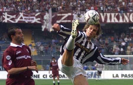 英超前瞻：利兹联连场不胜跌入降级区，维拉赛季客战成绩不佳（英超前瞻：维拉客场乏力，利兹联连战不胜陷入降级区）