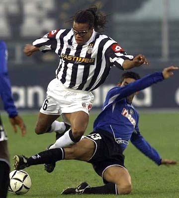 世体：巴萨内部认为凯恩很乐意来到西甲，莱万是一个很好先例（世体：巴萨内部看好凯恩愿意登陆西甲，莱万的成功是有力先例）