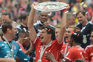 欧冠赛前穆里尼奥与两名昔日弟子重逢，并亲吻了斯内德的光头（欧冠赛前，穆里尼奥与两位旧将重逢，还亲吻了斯内德的光头）