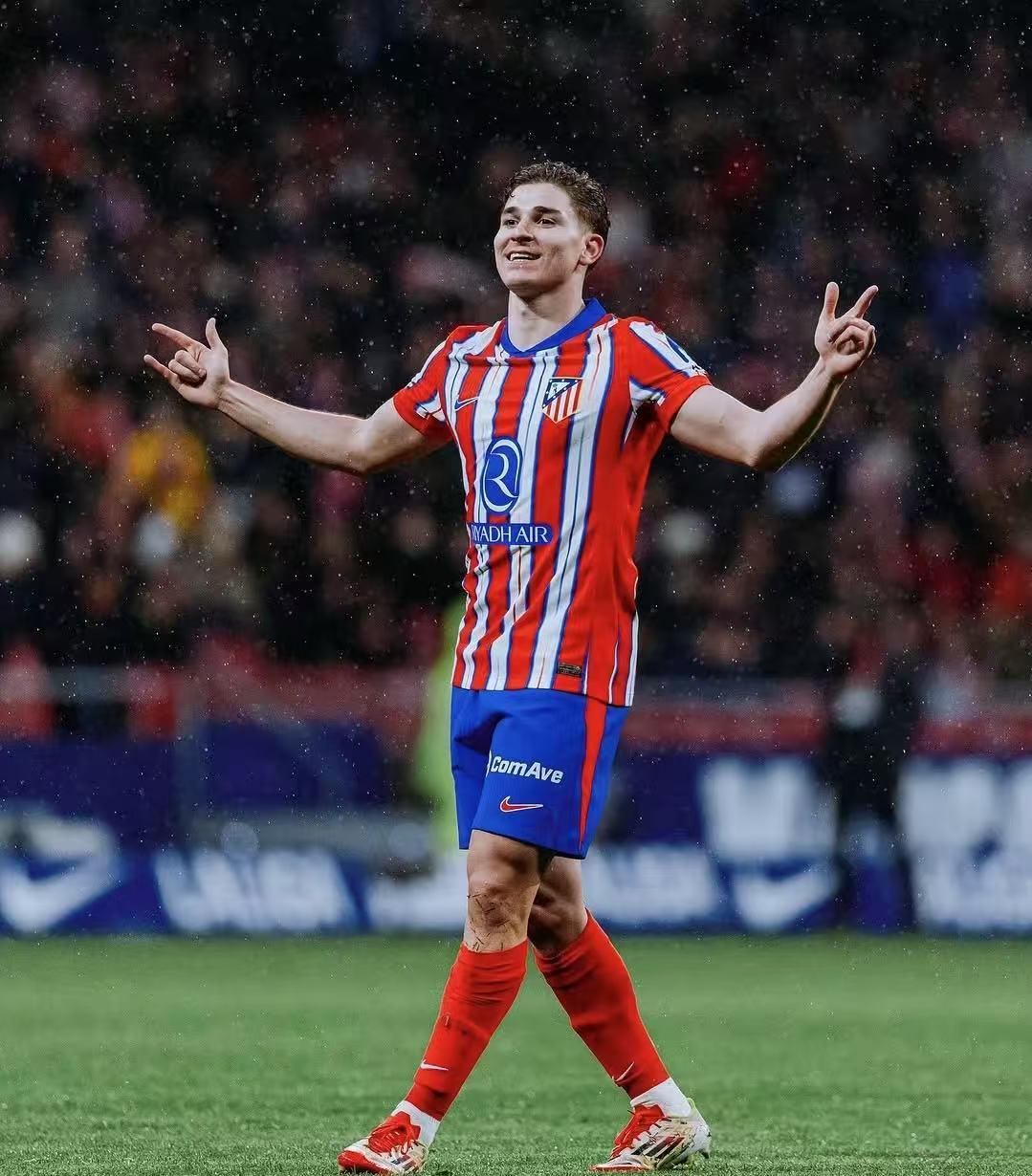 超远三分命中，全队抱头（超远三分轰进，队友齐抱头）