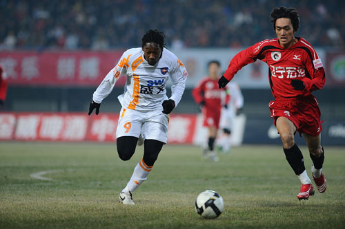 篮球湖人球员场上表现赢得媒体好评（湖人球员赛场发挥获媒体赞誉）