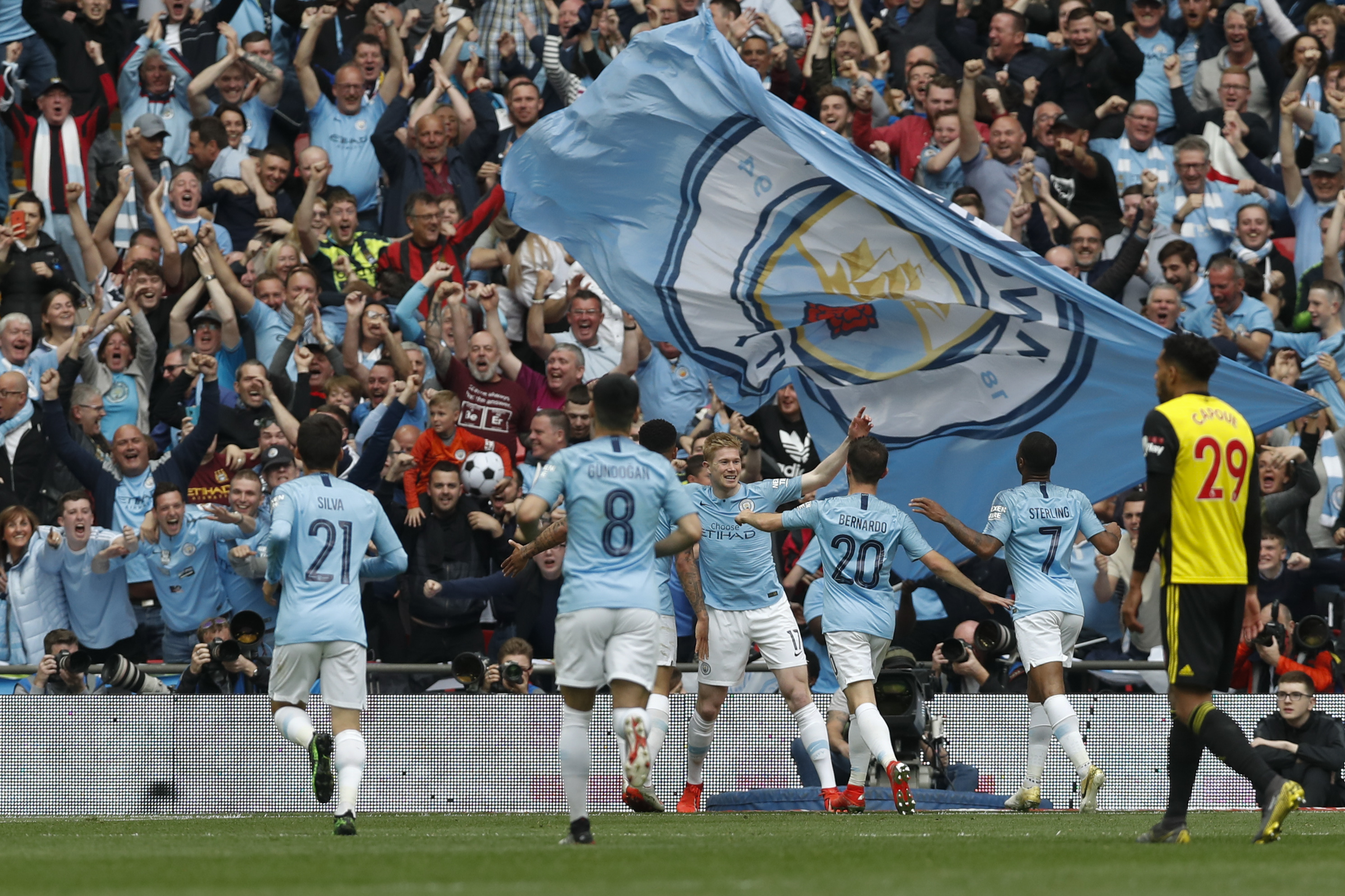 用冠军告别！雷速海报：布斯克茨&阿尔巴完成最后一舞，正式退役