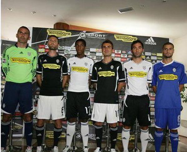 谁走谁留？斯洛特带队已低迷超2月，萨拉赫公开炮轰矛盾公开！（去留悬念再起：斯洛特低迷已超两月，萨拉赫公开开火矛盾升级）