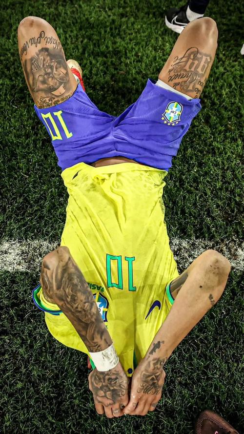 曼联欲引进加拉格尔或埃德松，争夺中场球员，冬季转会窗或成关键。（曼联锁定加拉格尔与埃德松，冬窗或成中场引援关键）