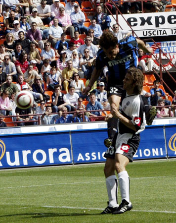 记者：目前米兰球队与弗拉霍维奇的经纪人就转会一事仍在谈判当中，球队计划明年免签球员（记者：米兰正与弗拉霍维奇经纪人洽谈转会，计划明年免签引进）