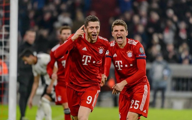 佩莱格里尼：塞维利亚落后时球迷往球场投掷杂物，这样不对（佩莱格里尼：塞维利亚球迷在球队落后时向场内掷物，行为不当）