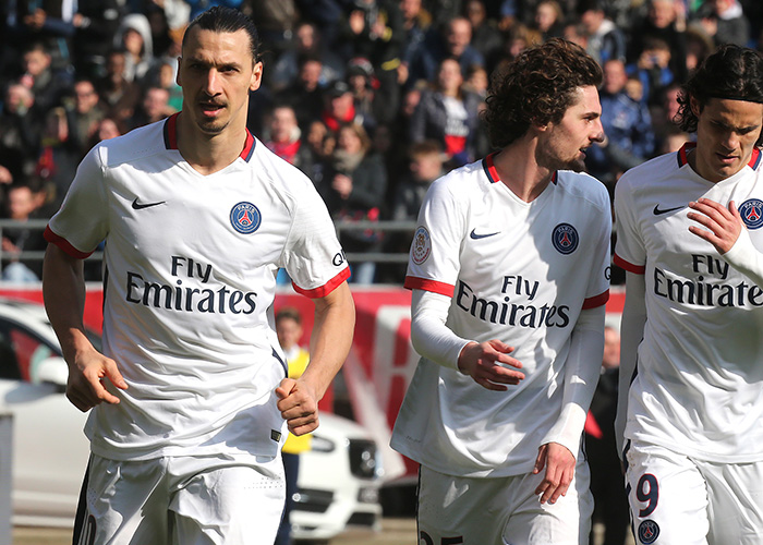 曼联防线稳固零封曼城德比胜利（曼联铁壁零封曼城，德比战告捷）