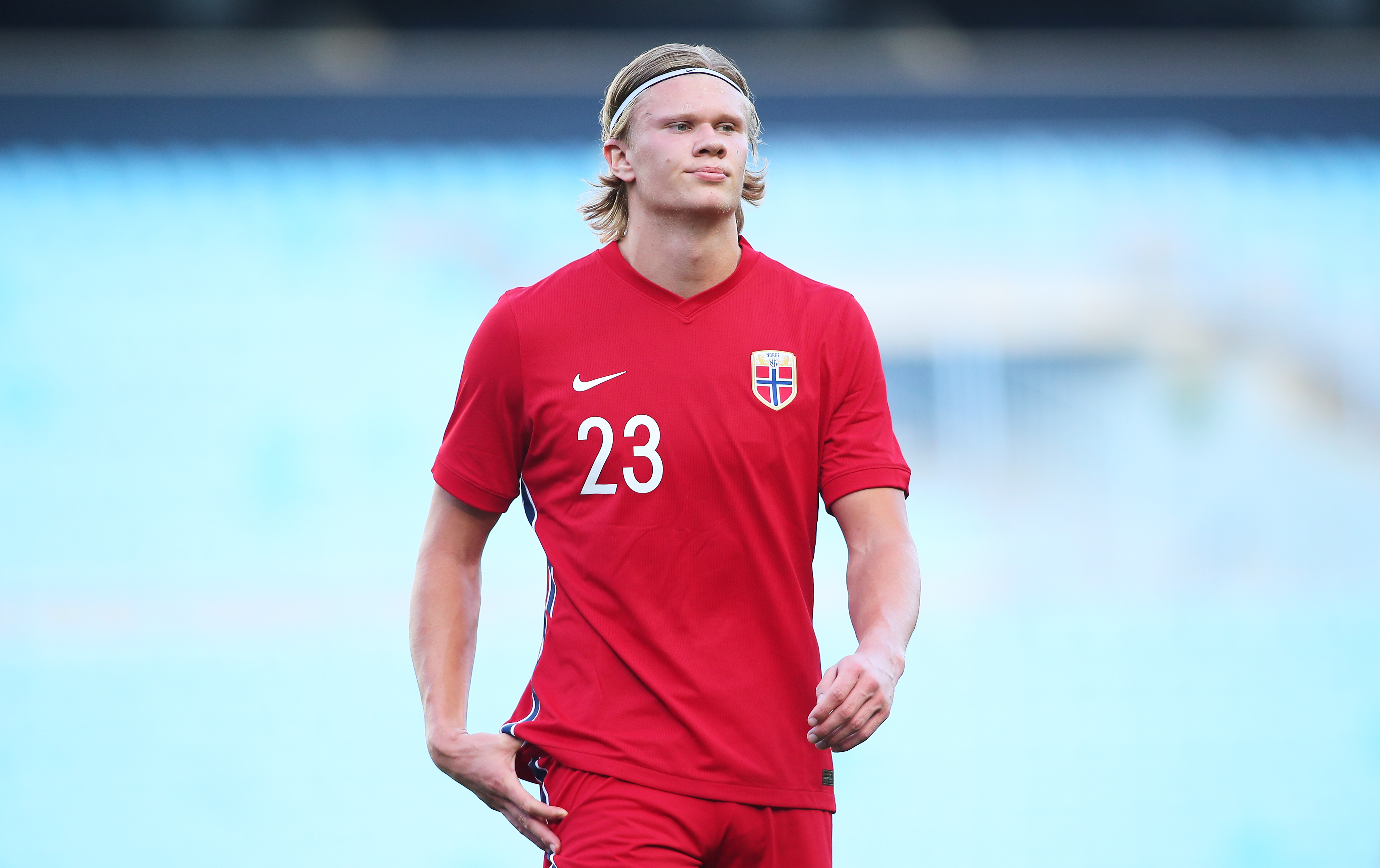 利物浦1-0皇马，麦卡利斯特一击制胜，库尔图瓦屡献神扑难救主（利物浦1-0击败皇马：麦卡利斯特制胜，库尔图瓦多次神扑仍难挽败局）