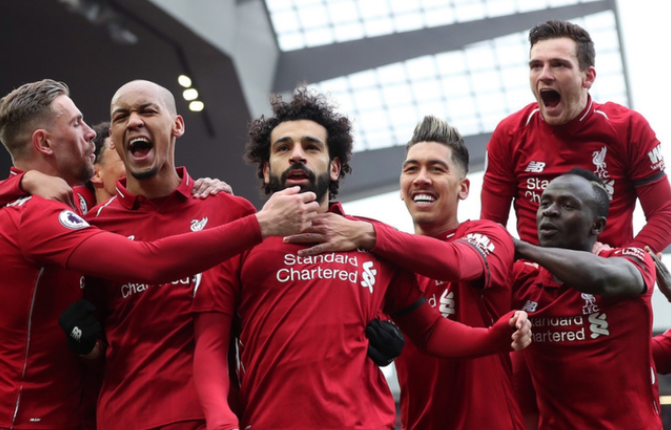 王曼昱3-0横扫李恩惠，发挥稳定，技术多样，孙颖莎等队友观战学习。（王曼昱3-0完胜李恩惠，状态稳健技法多变，孙颖莎等队友场边观摩学习）