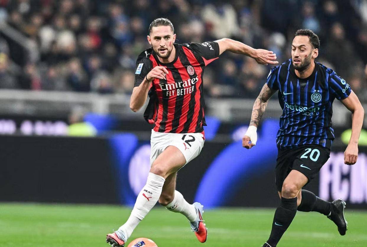 跟队记者：VAR竟然认为米兰对阵帕尔马时的点球是萨56的犯规（随队记者：VAR竟认定米兰战帕尔马的点球源于萨勒马科尔斯犯规）