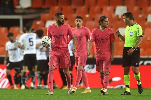 心情不错！知名说唱歌手Jay-Z现身湖人主场观看NBA杯