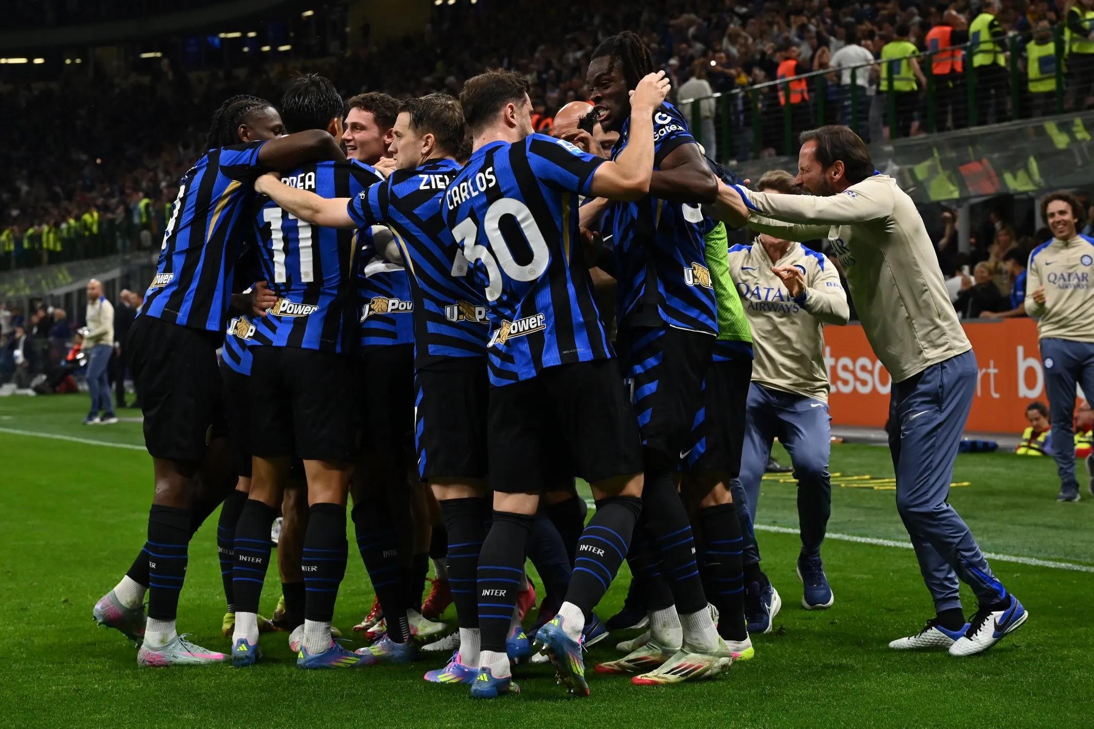 邮报：埃德森在土超遭水杯“轰炸”，欲将水杯踢回看台表不满